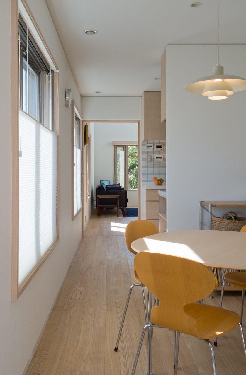 Breakfast room towards kitchen and living room   Breakfast room towards kitchen and living room